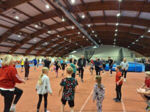 Lengvaatlečių tėvai aktyviai įsitraukė į kalėdinę treniruotę