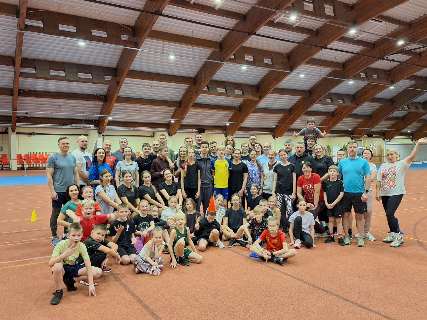 Lengvaatlečių tėvai aktyviai įsitraukė į kalėdinę treniruotę 1